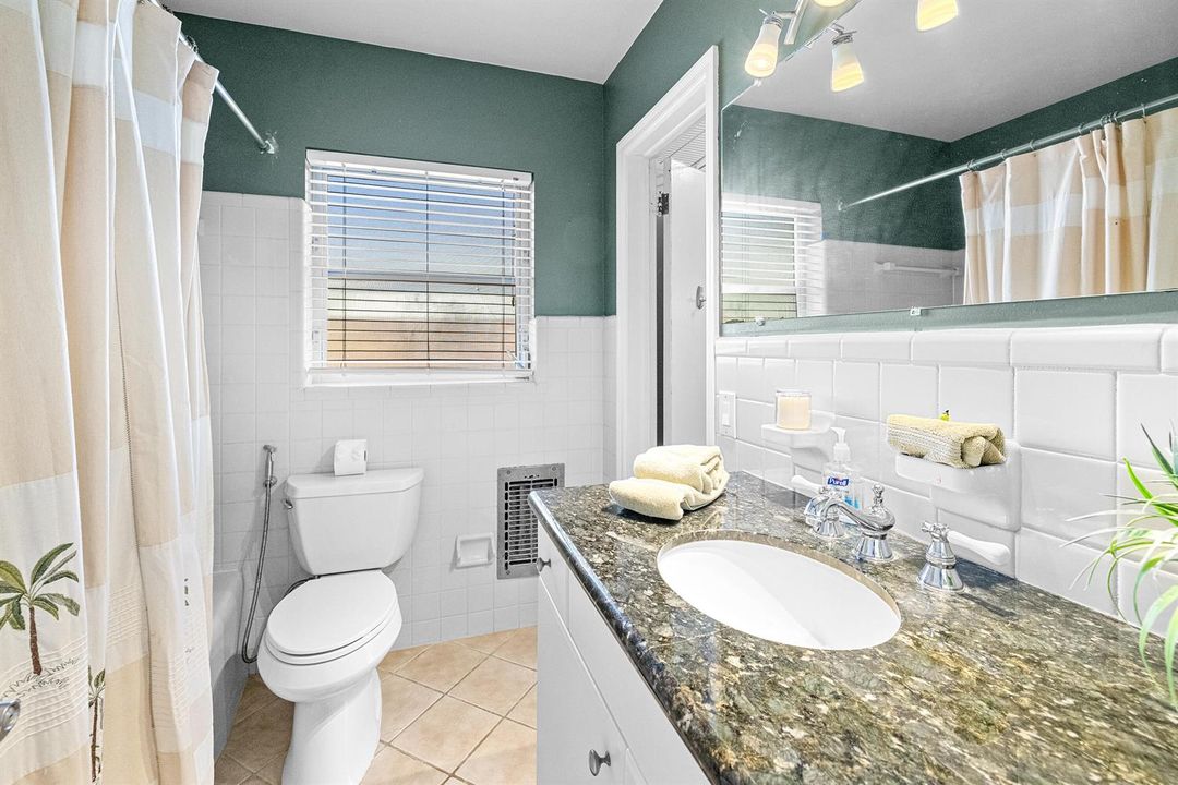 bathroom with shower/tub