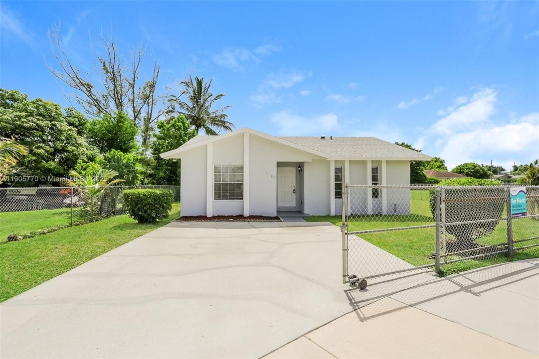 Recently Rented: $2,470 (4 beds, 2 baths, 1292 Square Feet)