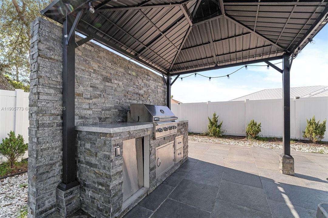 出租: $4,700 (6 贝兹, 2 浴室, 2850 平方英尺)