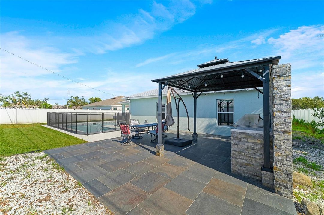 出租: $4,700 (6 贝兹, 2 浴室, 2850 平方英尺)