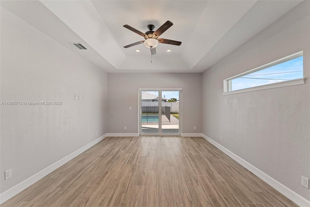 出租: $4,700 (6 贝兹, 2 浴室, 2850 平方英尺)