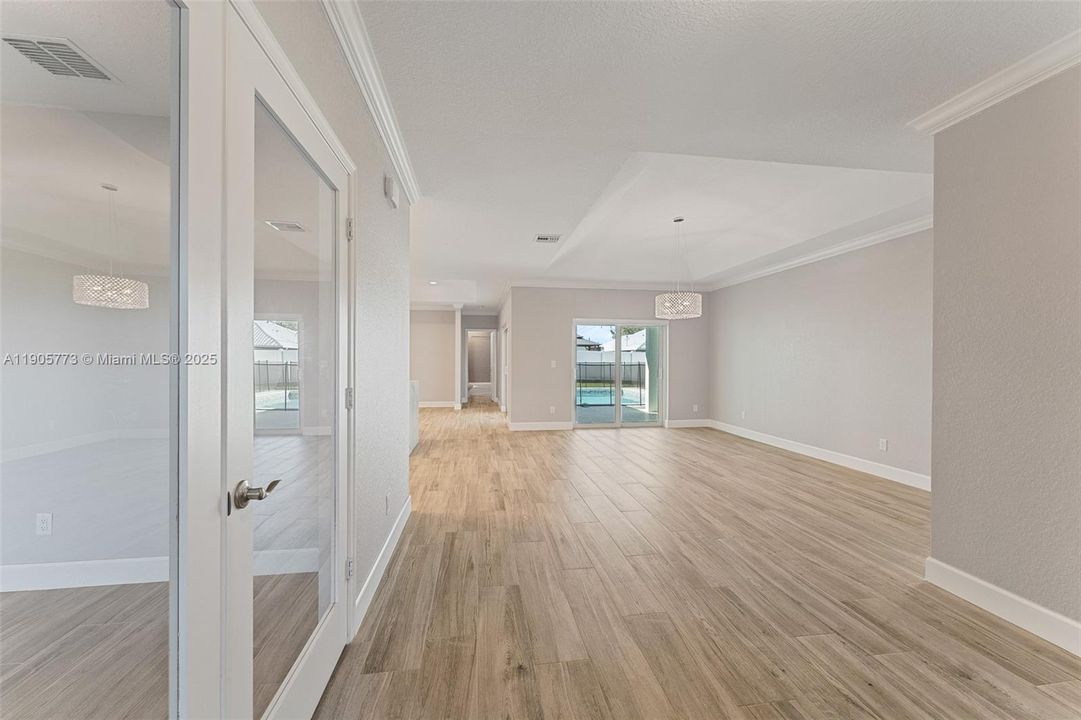 出租: $4,700 (6 贝兹, 2 浴室, 2850 平方英尺)