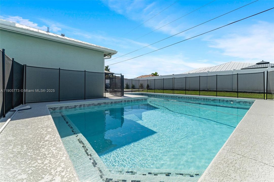 出租: $4,700 (6 贝兹, 2 浴室, 2850 平方英尺)