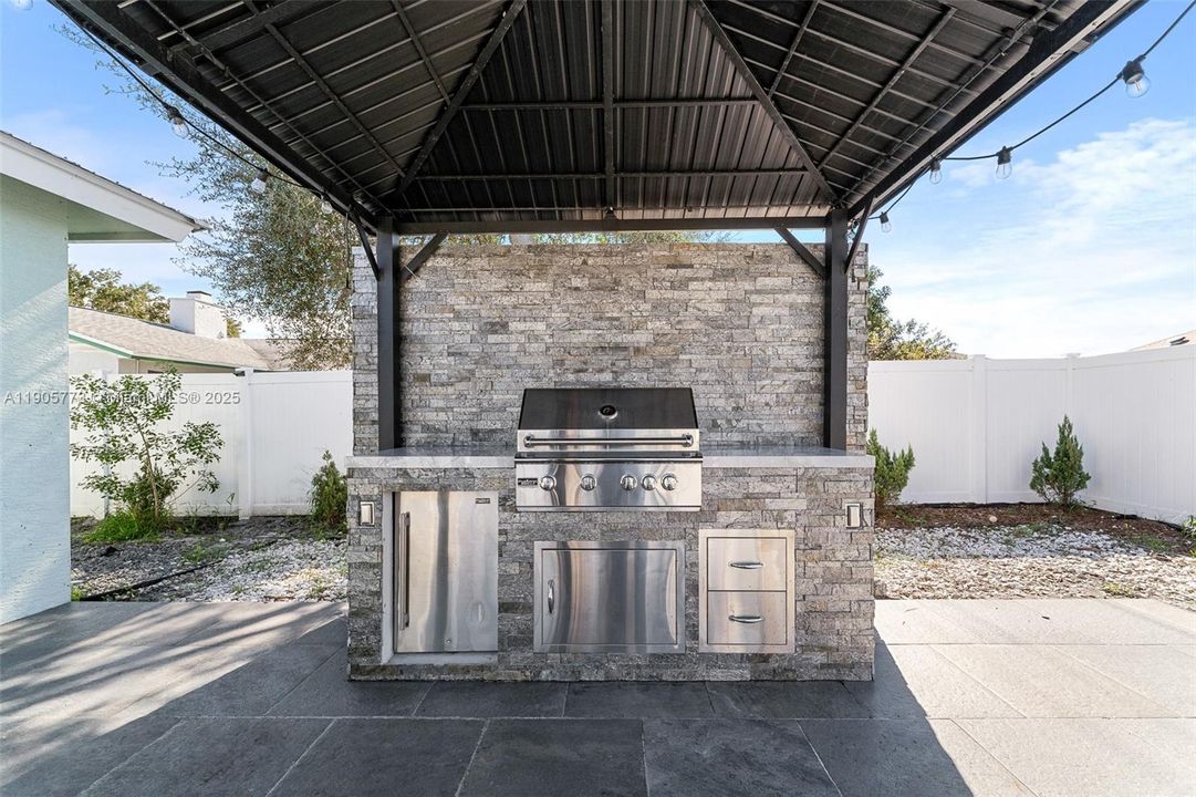 出租: $4,700 (6 贝兹, 2 浴室, 2850 平方英尺)