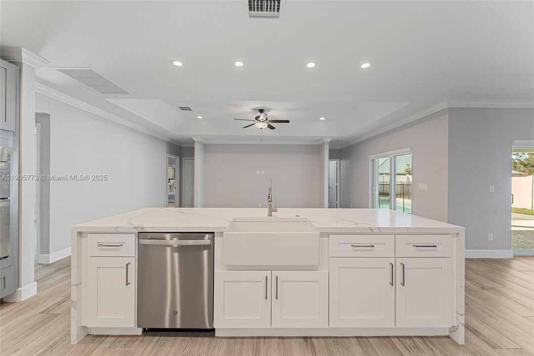 出租: $4,700 (6 贝兹, 2 浴室, 2850 平方英尺)