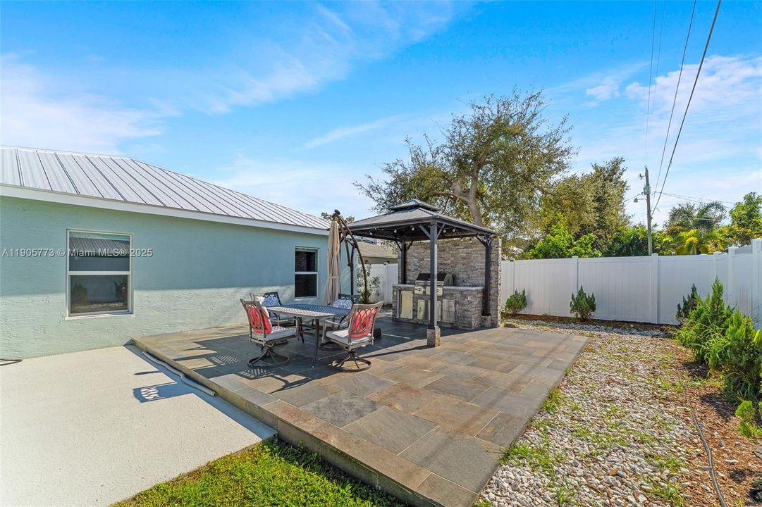 出租: $4,700 (6 贝兹, 2 浴室, 2850 平方英尺)