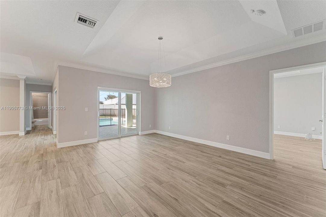 出租: $4,700 (6 贝兹, 2 浴室, 2850 平方英尺)