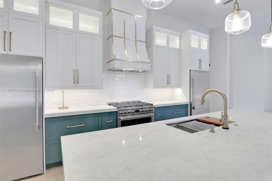 For Sale: $2,350,000 (5 beds, 4 baths, 3766 Square Feet)