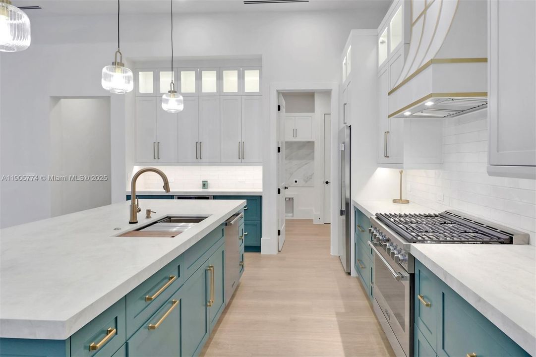 For Sale: $2,350,000 (5 beds, 4 baths, 3766 Square Feet)