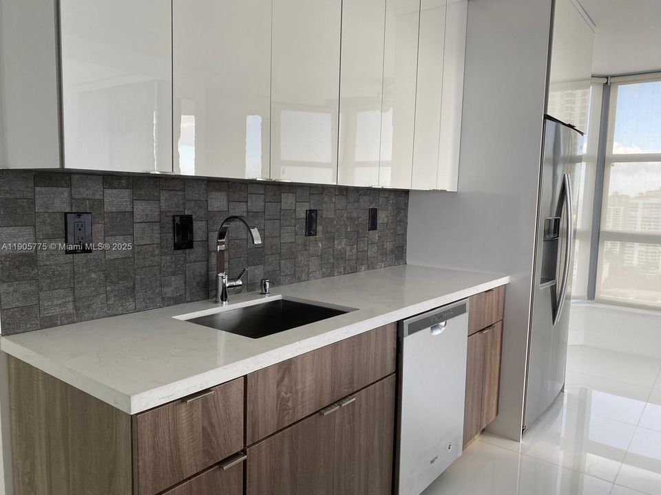 For Rent: $4,200 (2 beds, 2 baths, 1361 Square Feet)