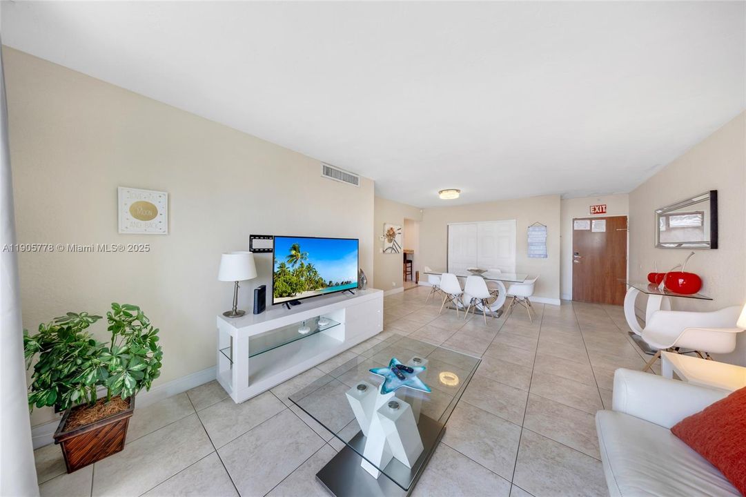 For Sale: $442,000 (1 beds, 1 baths, 812 Square Feet)