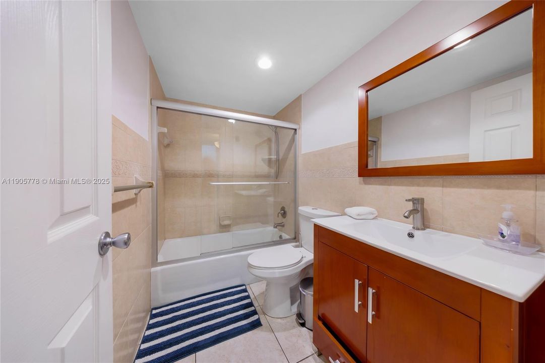 For Sale: $442,000 (1 beds, 1 baths, 812 Square Feet)