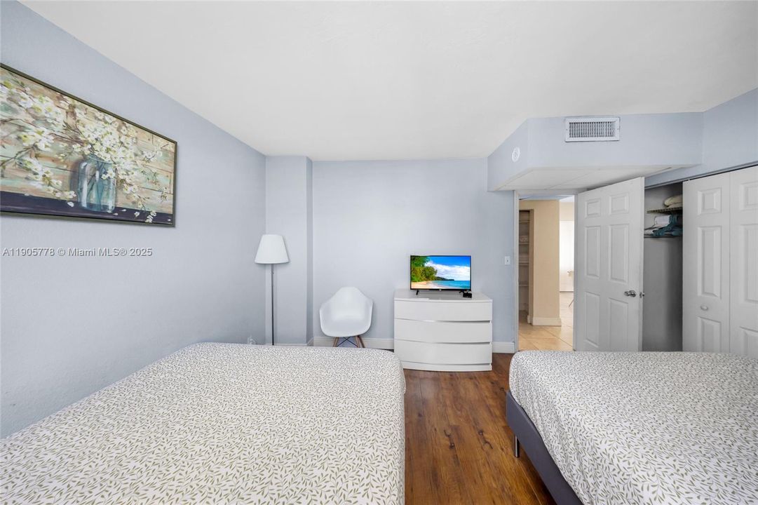 For Sale: $442,000 (1 beds, 1 baths, 812 Square Feet)
