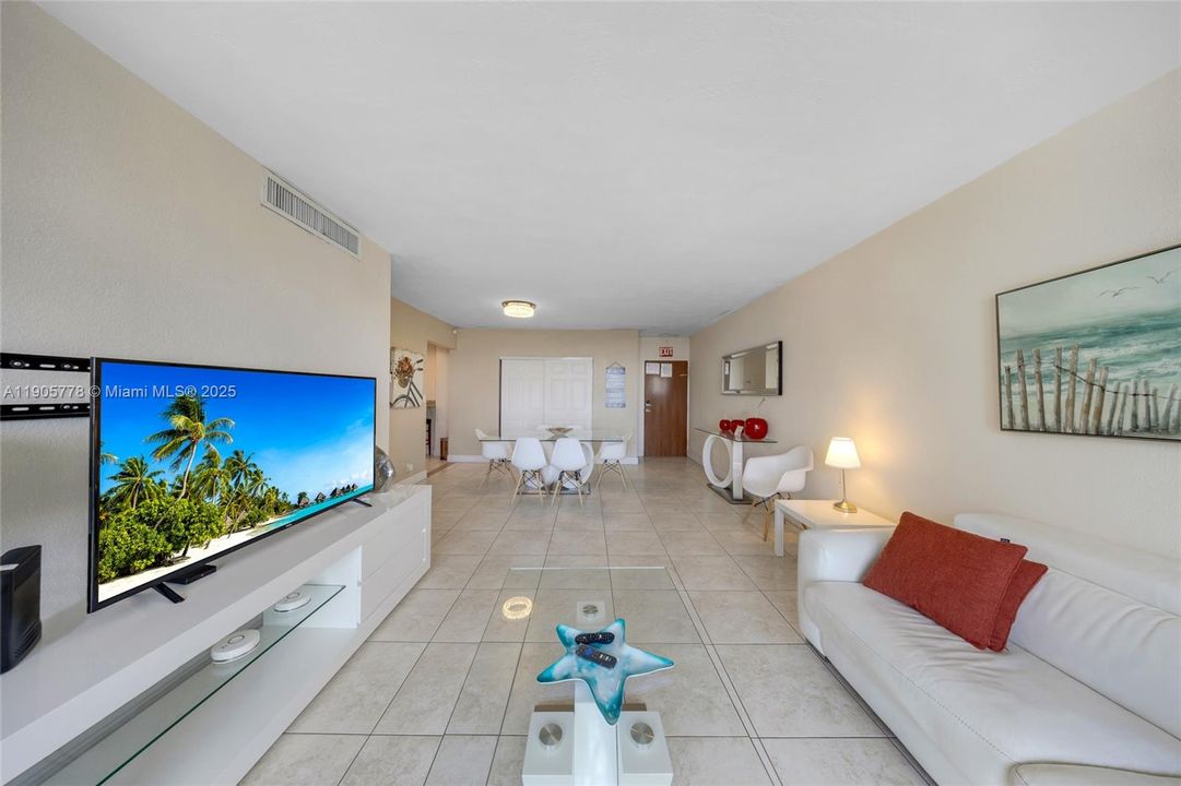 For Sale: $442,000 (1 beds, 1 baths, 812 Square Feet)