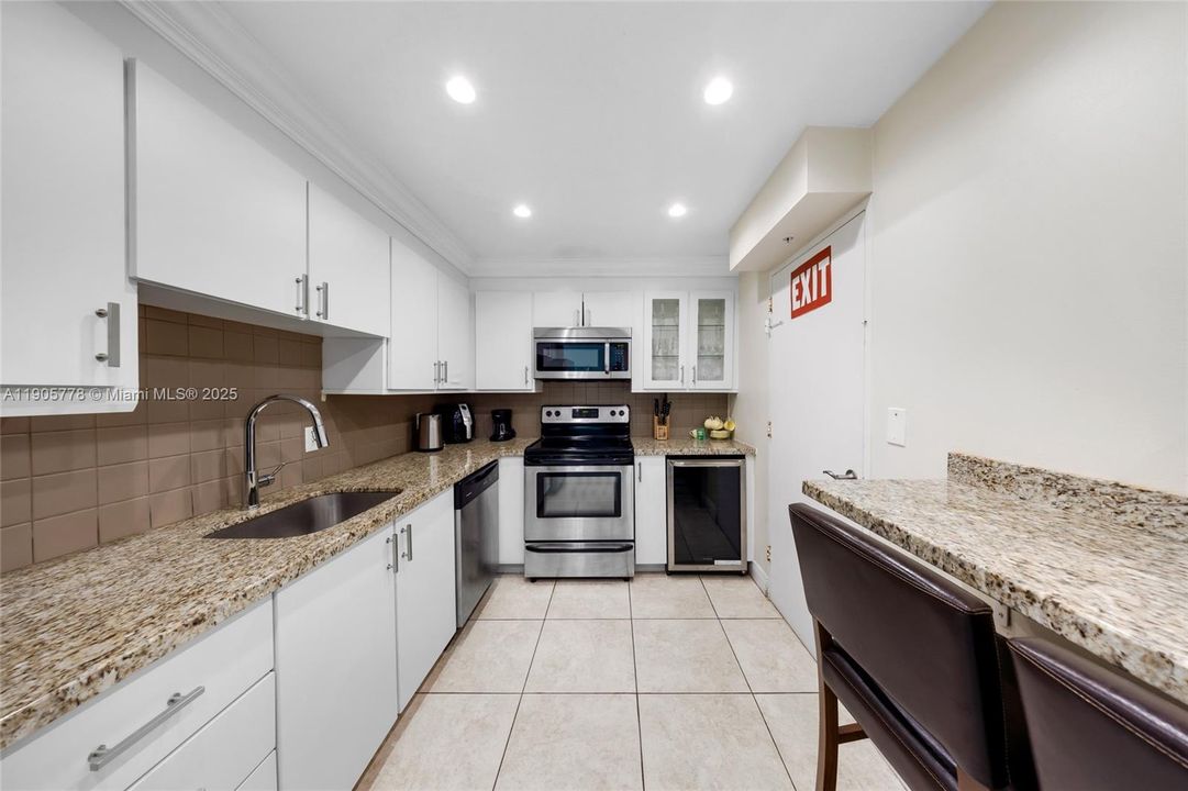 For Sale: $442,000 (1 beds, 1 baths, 812 Square Feet)