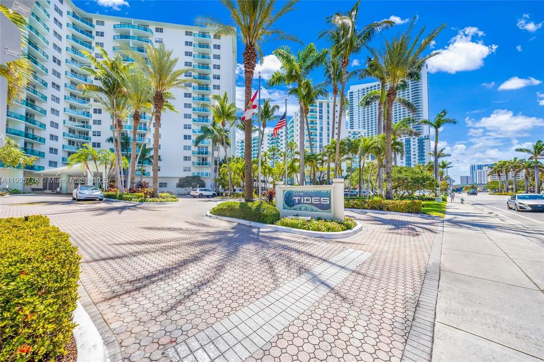 For Sale: $442,000 (1 beds, 1 baths, 812 Square Feet)