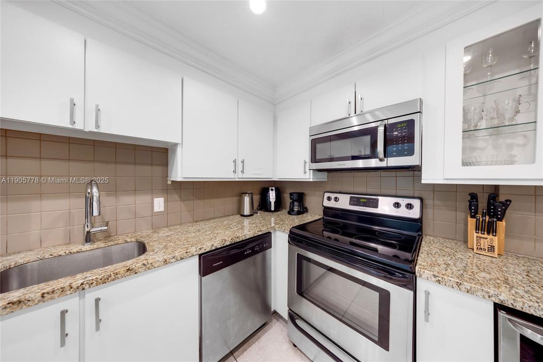 For Sale: $442,000 (1 beds, 1 baths, 812 Square Feet)