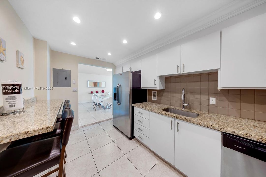 For Sale: $442,000 (1 beds, 1 baths, 812 Square Feet)