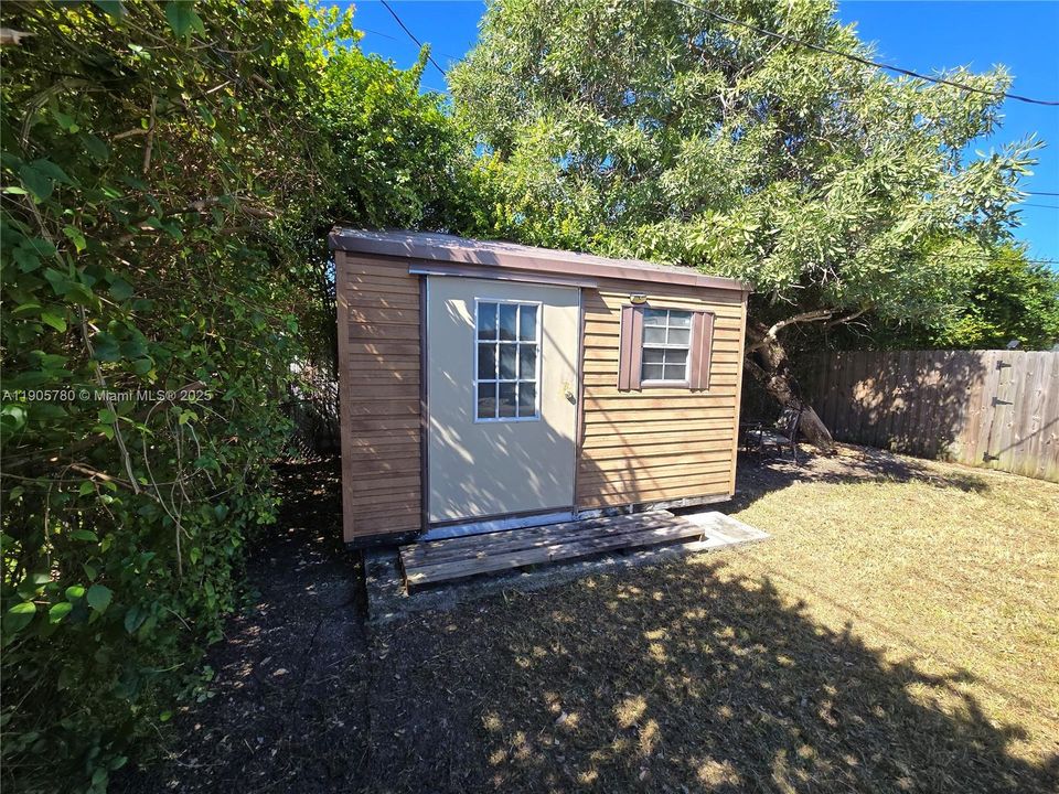 Active With Contract: $700,000 (4 beds, 3 baths, 1710 Square Feet)