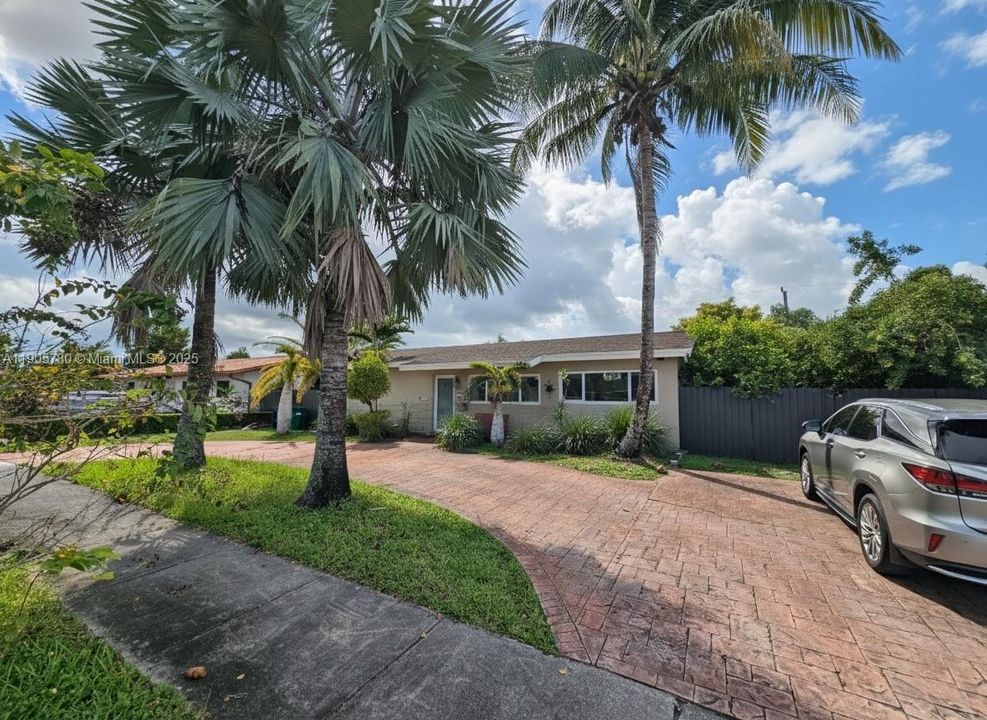 Active With Contract: $700,000 (4 beds, 3 baths, 1710 Square Feet)