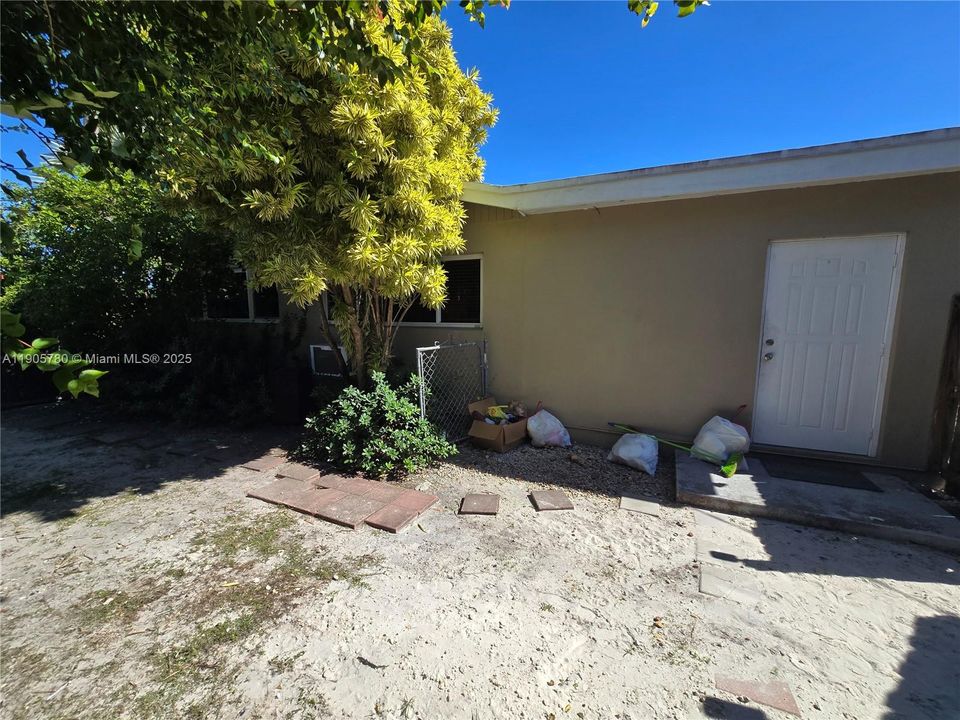 Active With Contract: $700,000 (4 beds, 3 baths, 1710 Square Feet)