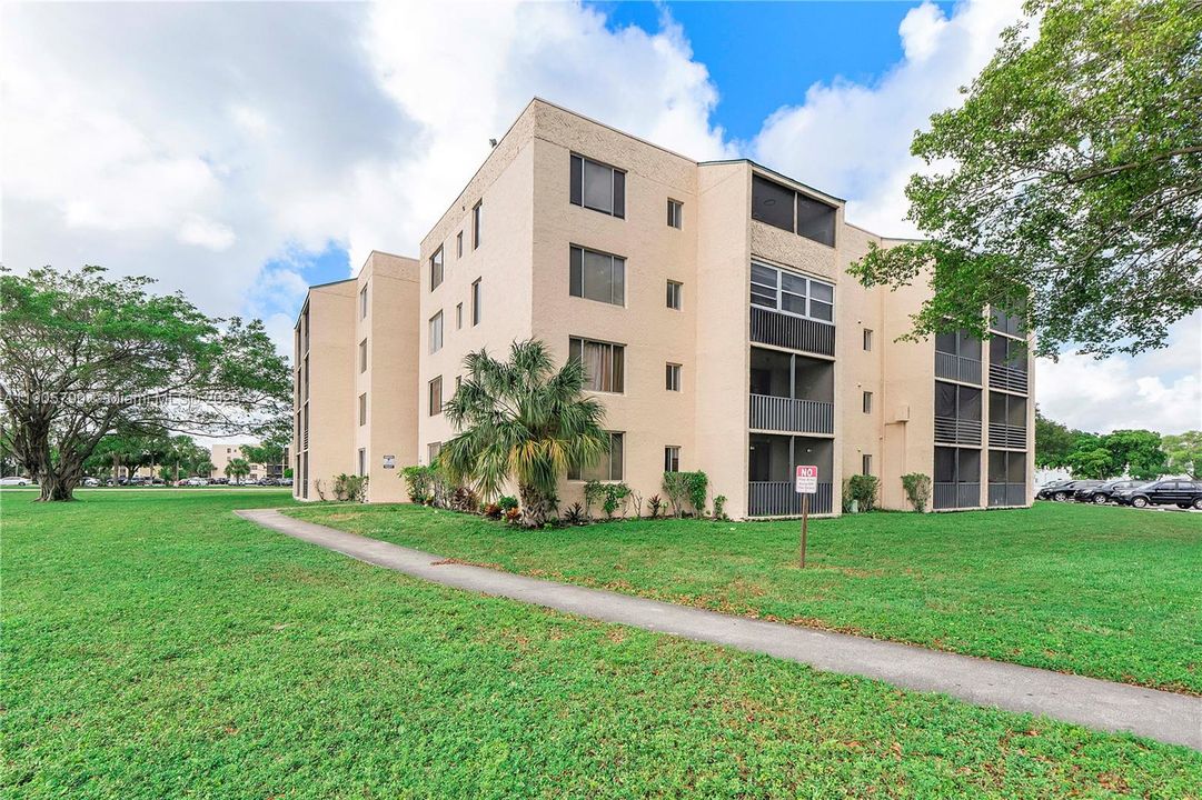 For Rent: $1,750 (1 beds, 1 baths, 835 Square Feet)