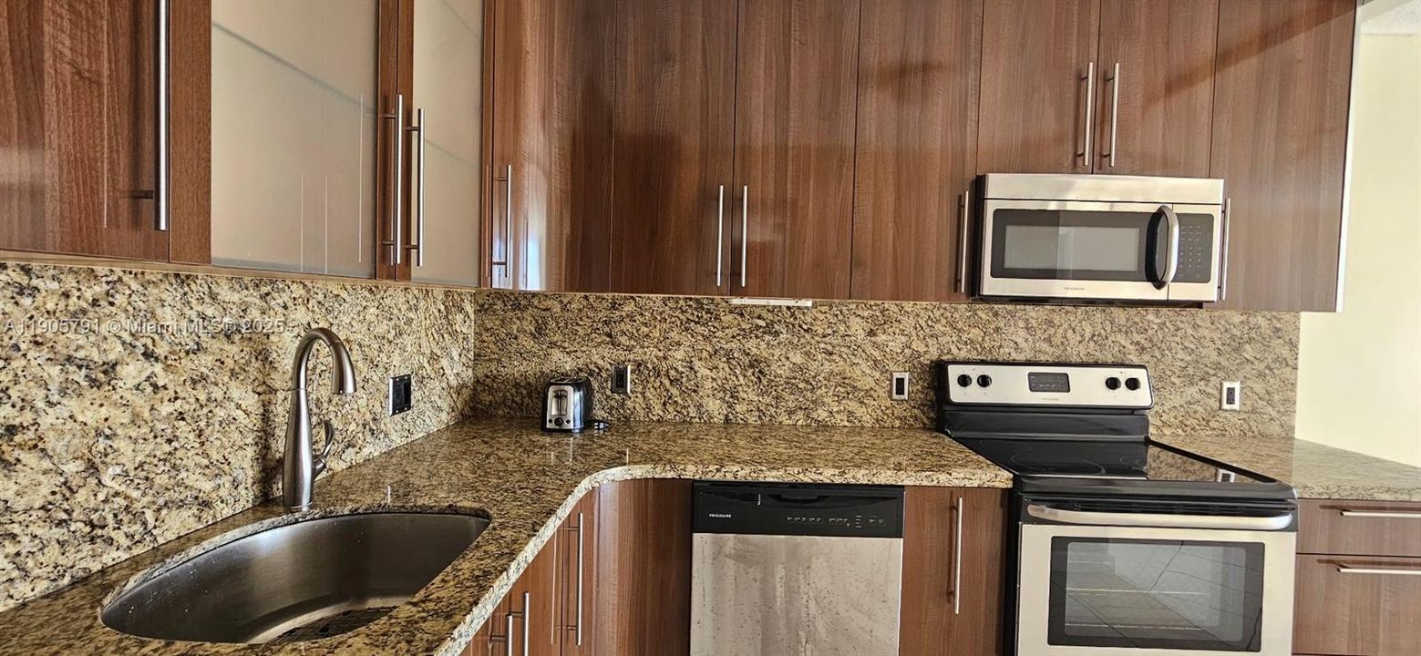 For Rent: $1,500 (1 beds, 1 baths, 790 Square Feet)