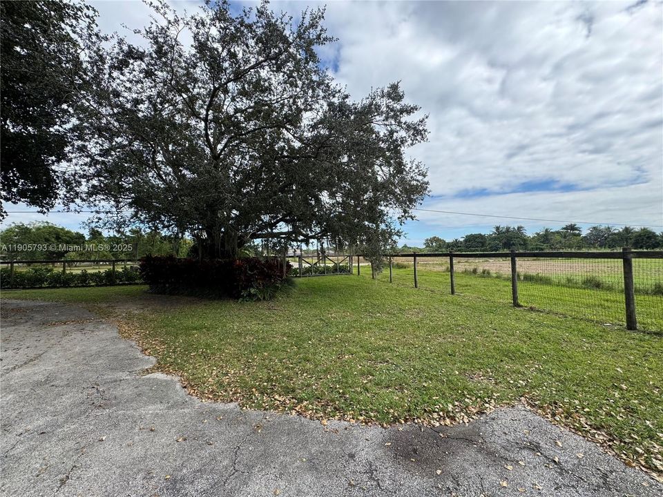 For Sale: $1,200,000 (4 beds, 2 baths, 3071 Square Feet)