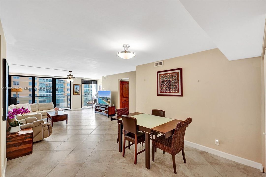 待售: $529,900 (2 贝兹, 2 浴室, 1240 平方英尺)