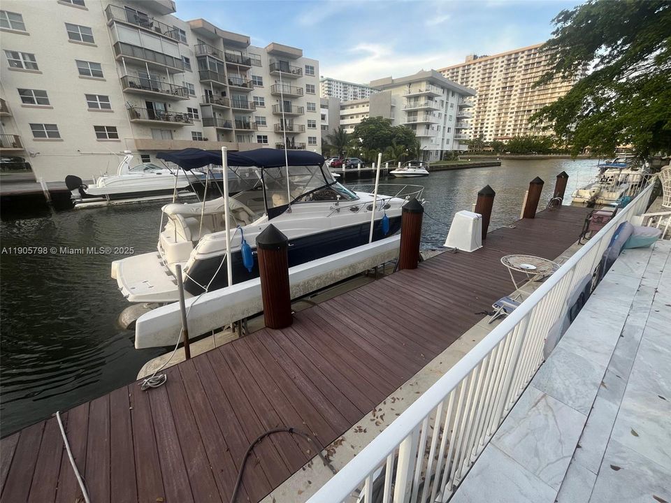 出租: $8,900 (3 贝兹, 3 浴室, 3195 平方英尺)