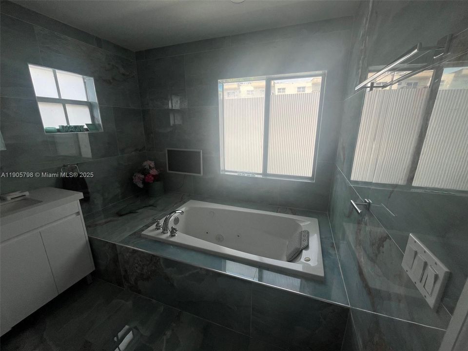 出租: $8,900 (3 贝兹, 3 浴室, 3195 平方英尺)