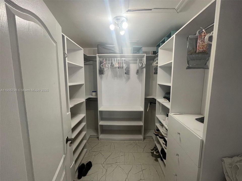 出租: $8,900 (3 贝兹, 3 浴室, 3195 平方英尺)