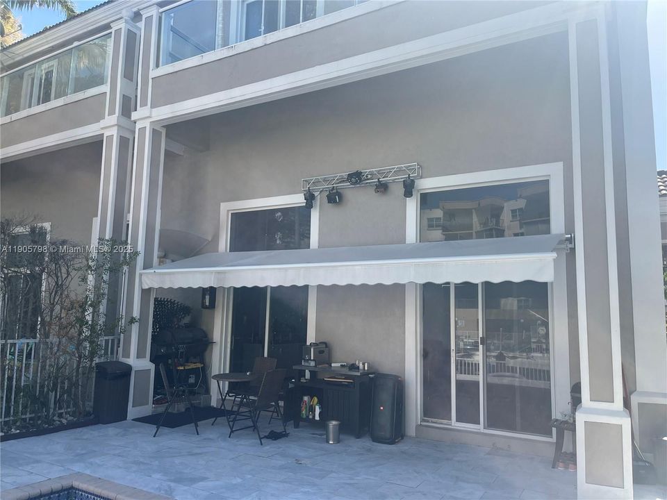 出租: $8,900 (3 贝兹, 3 浴室, 3195 平方英尺)