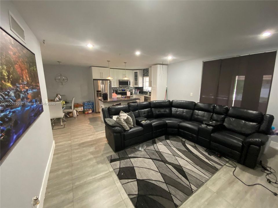 最近租的: $2,000 (2 贝兹, 2 浴室, 1000 平方英尺)