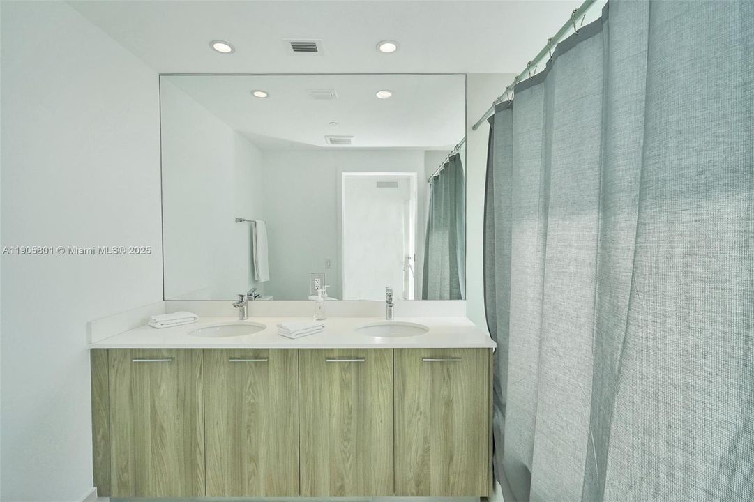 Active With Contract: $4,200 (2 beds, 2 baths, 944 Square Feet)