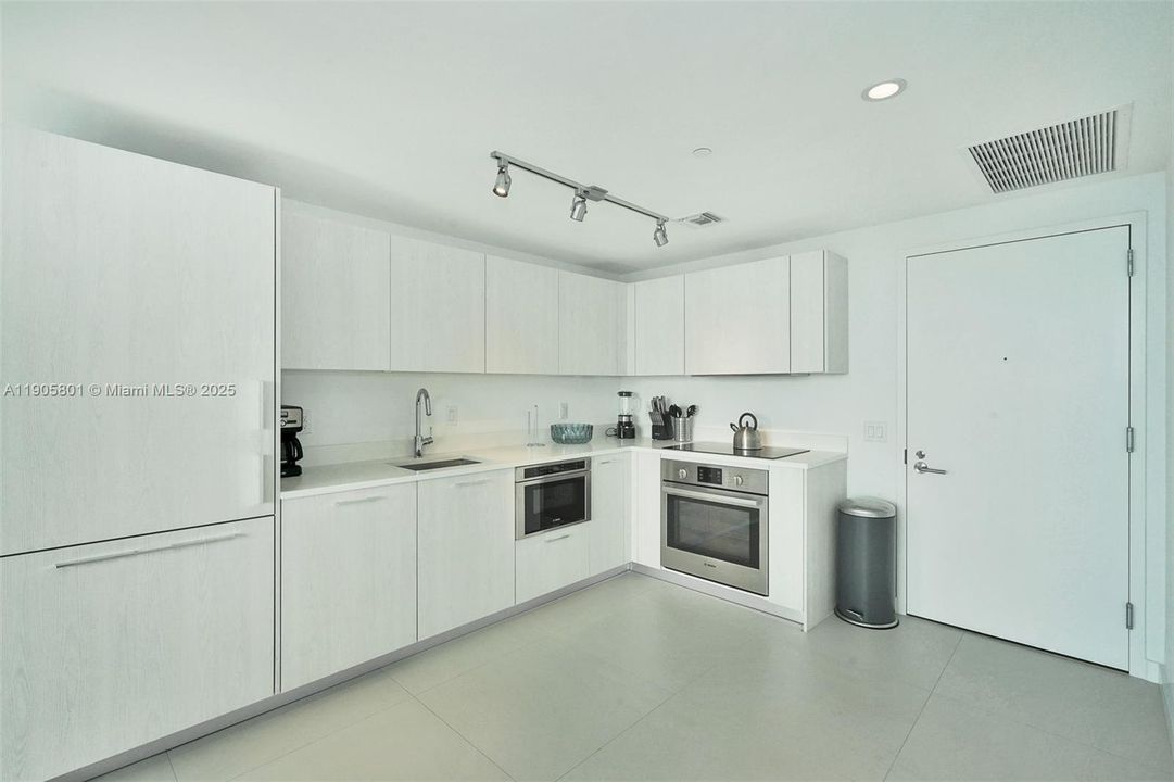 Active With Contract: $4,200 (2 beds, 2 baths, 944 Square Feet)