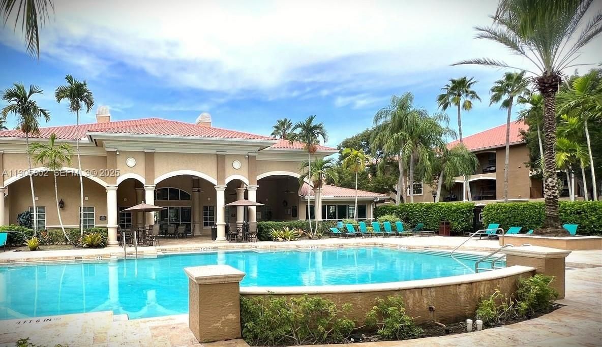 For Rent: $2,400 (2 beds, 2 baths, 1130 Square Feet)