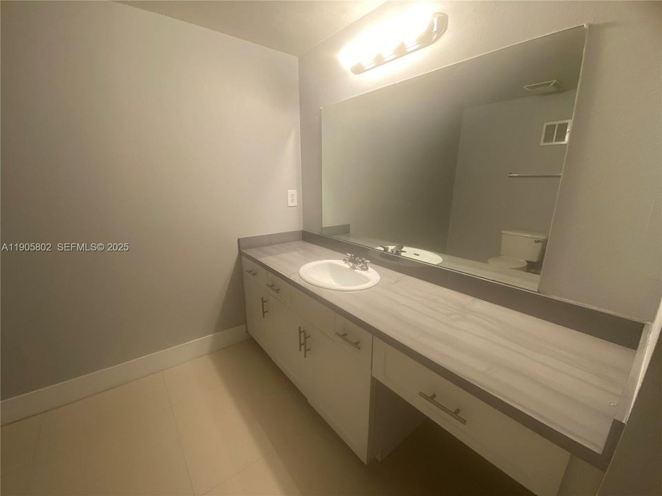 For Rent: $2,400 (2 beds, 2 baths, 1130 Square Feet)