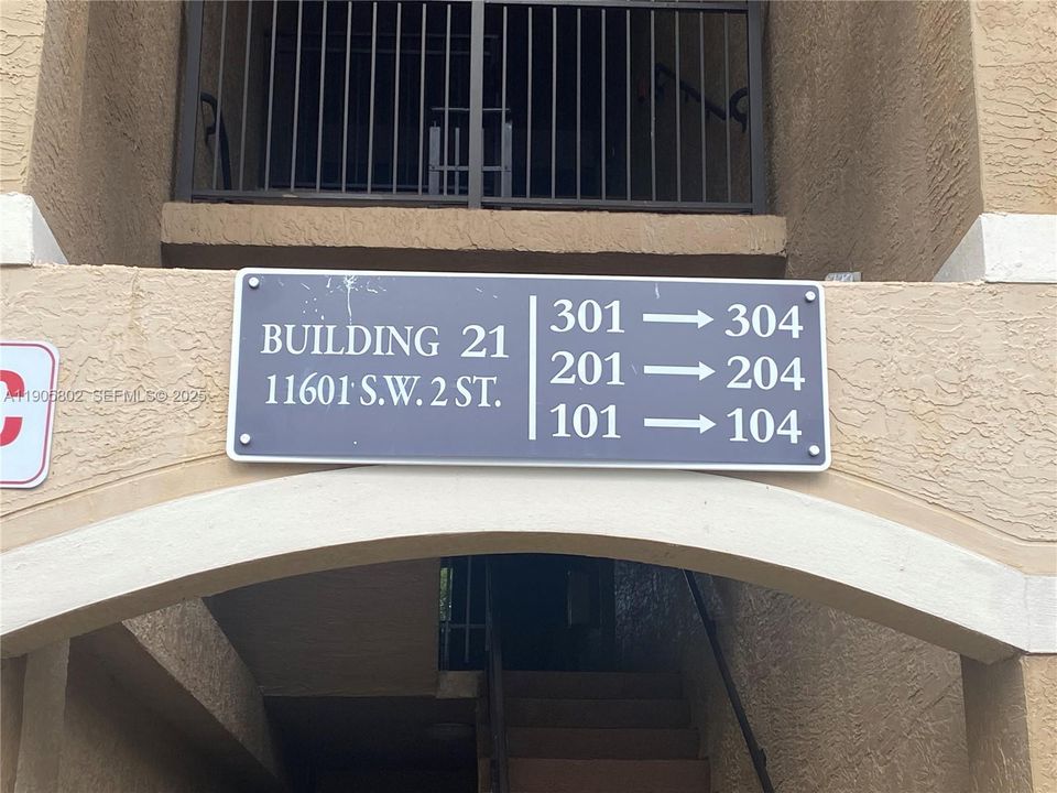 For Rent: $2,400 (2 beds, 2 baths, 1130 Square Feet)