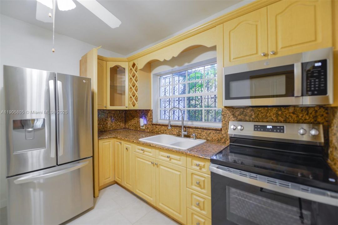 Recently Rented: $4,200 (3 beds, 2 baths, 1340 Square Feet)