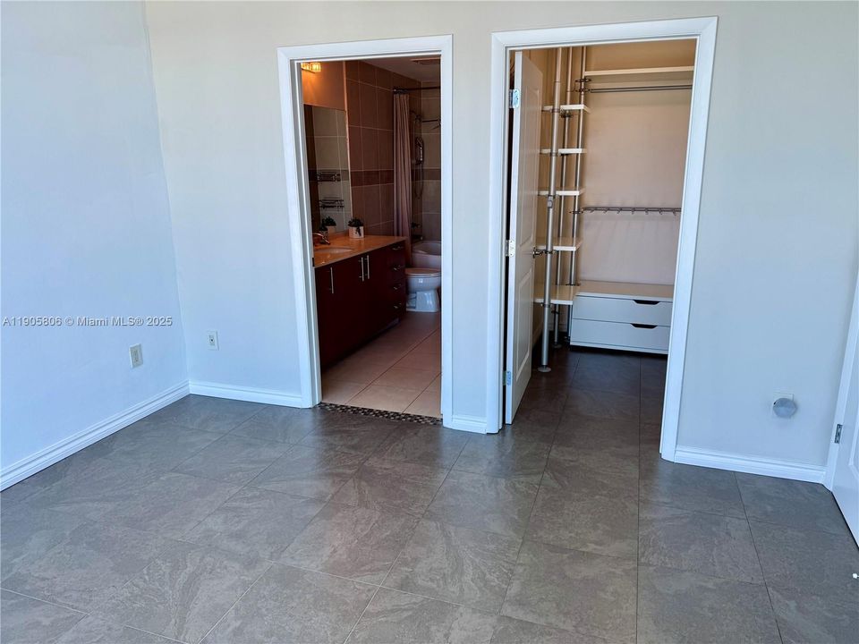 Active With Contract: $2,795 (1 beds, 1 baths, 875 Square Feet)