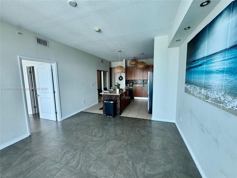 Active With Contract: $2,795 (1 beds, 1 baths, 875 Square Feet)