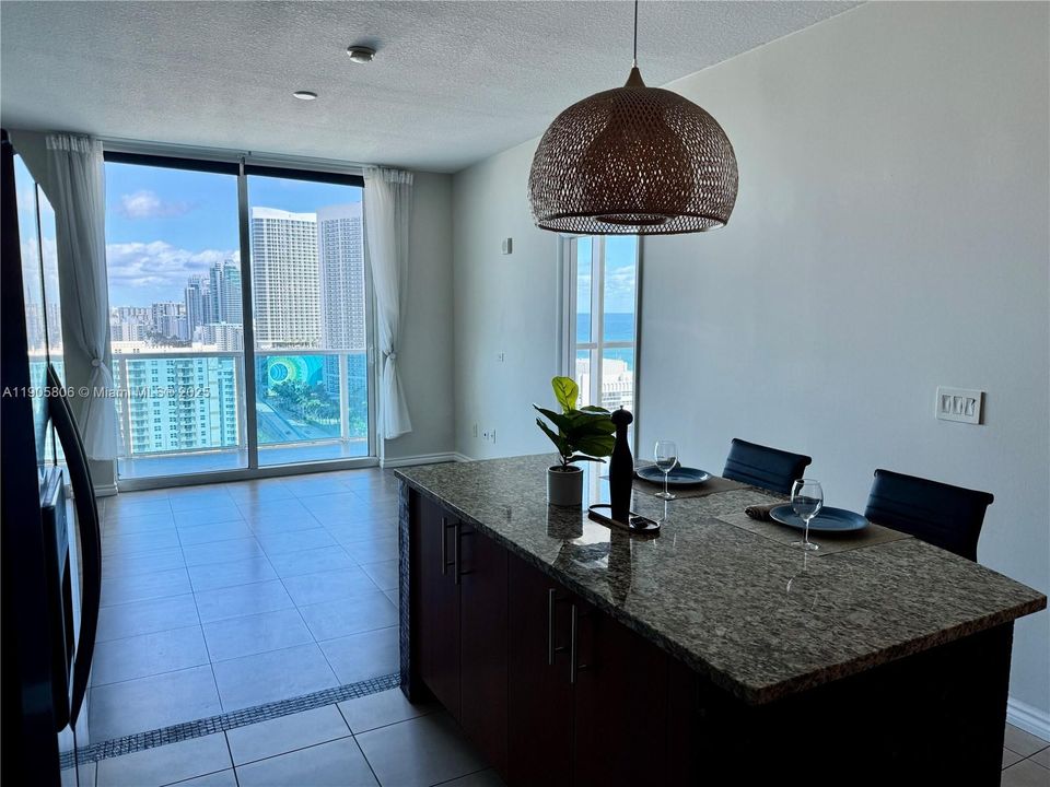 Active With Contract: $2,795 (1 beds, 1 baths, 875 Square Feet)