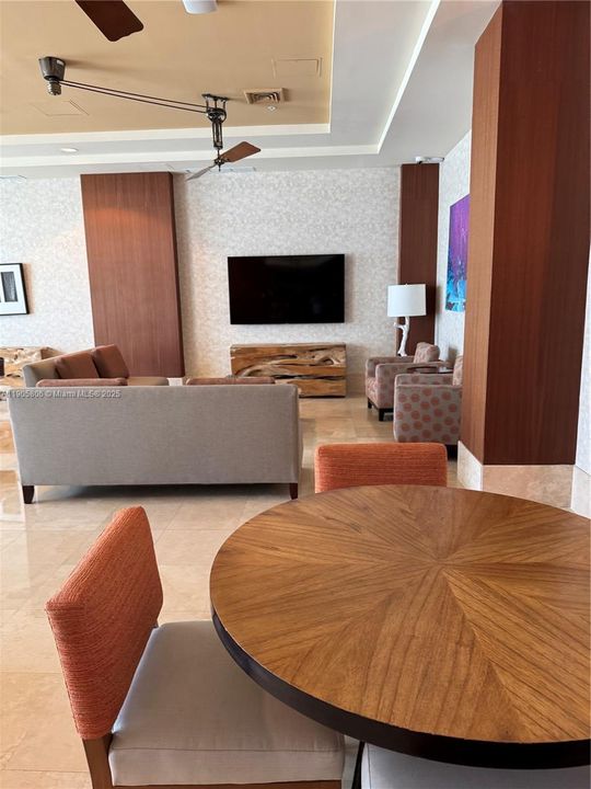 Active With Contract: $2,795 (1 beds, 1 baths, 875 Square Feet)