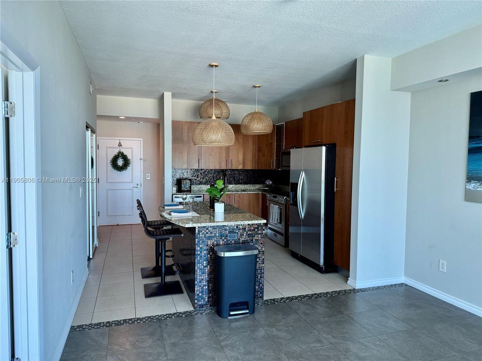 Active With Contract: $2,795 (1 beds, 1 baths, 875 Square Feet)