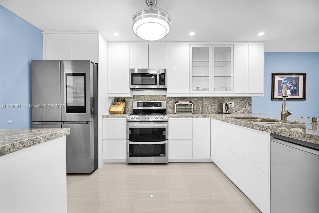 For Sale: $225,000 (2 beds, 1 baths, 920 Square Feet)