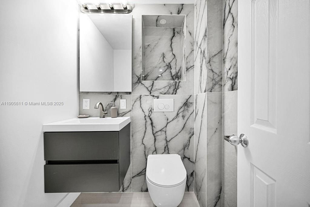 For Sale: $225,000 (2 beds, 1 baths, 920 Square Feet)