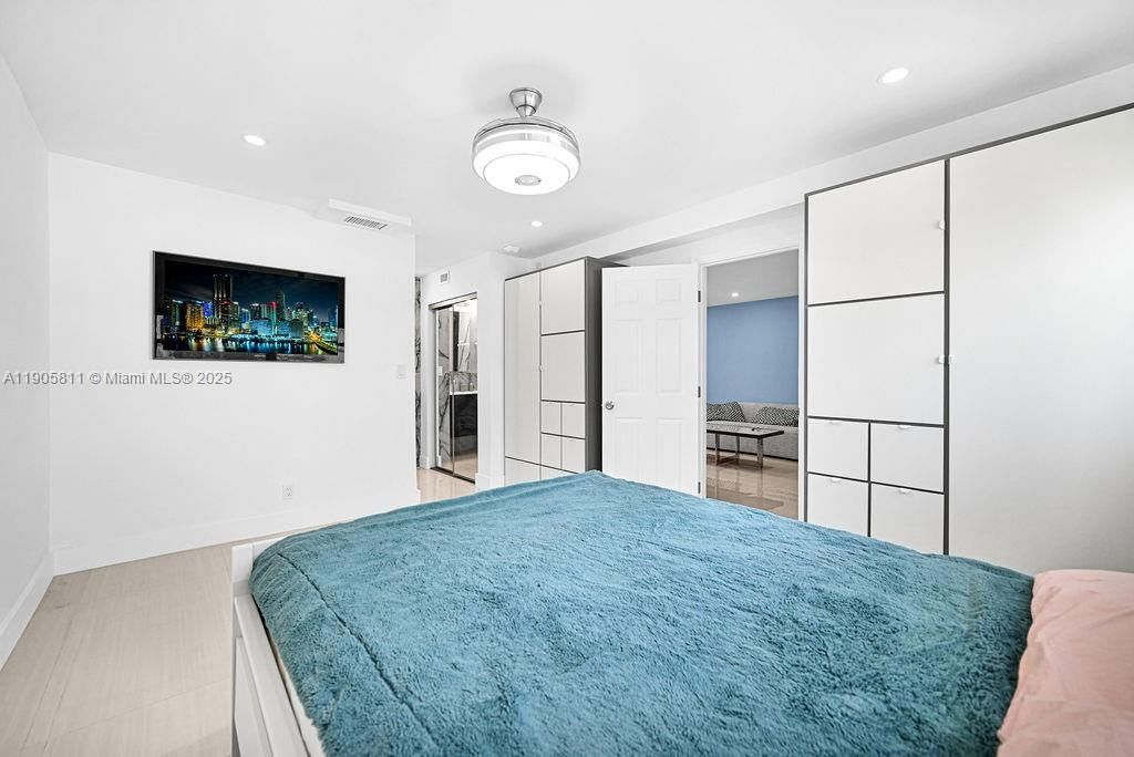 For Sale: $225,000 (2 beds, 1 baths, 920 Square Feet)