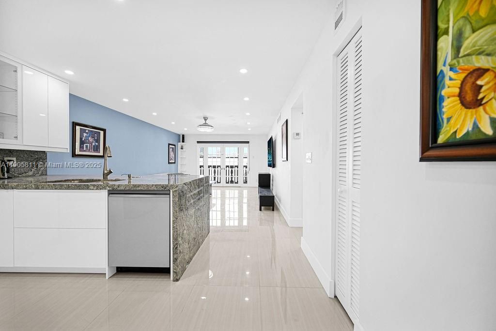 For Sale: $225,000 (2 beds, 1 baths, 920 Square Feet)