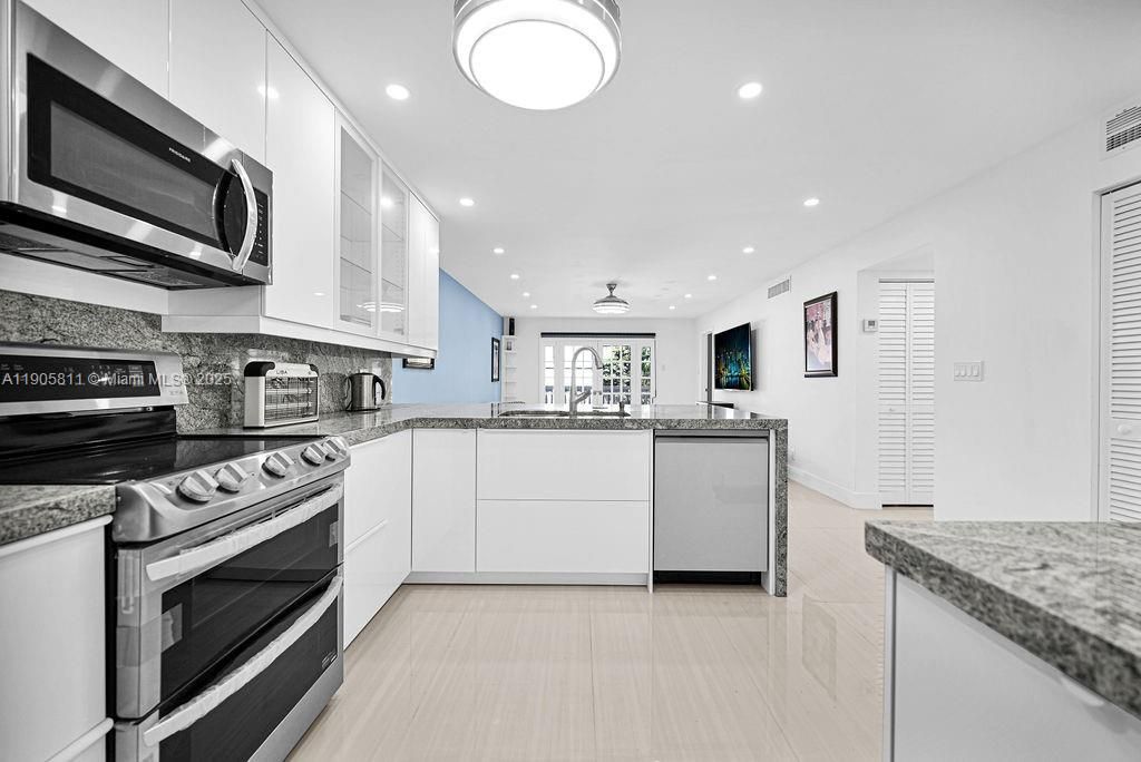 For Sale: $225,000 (2 beds, 1 baths, 920 Square Feet)